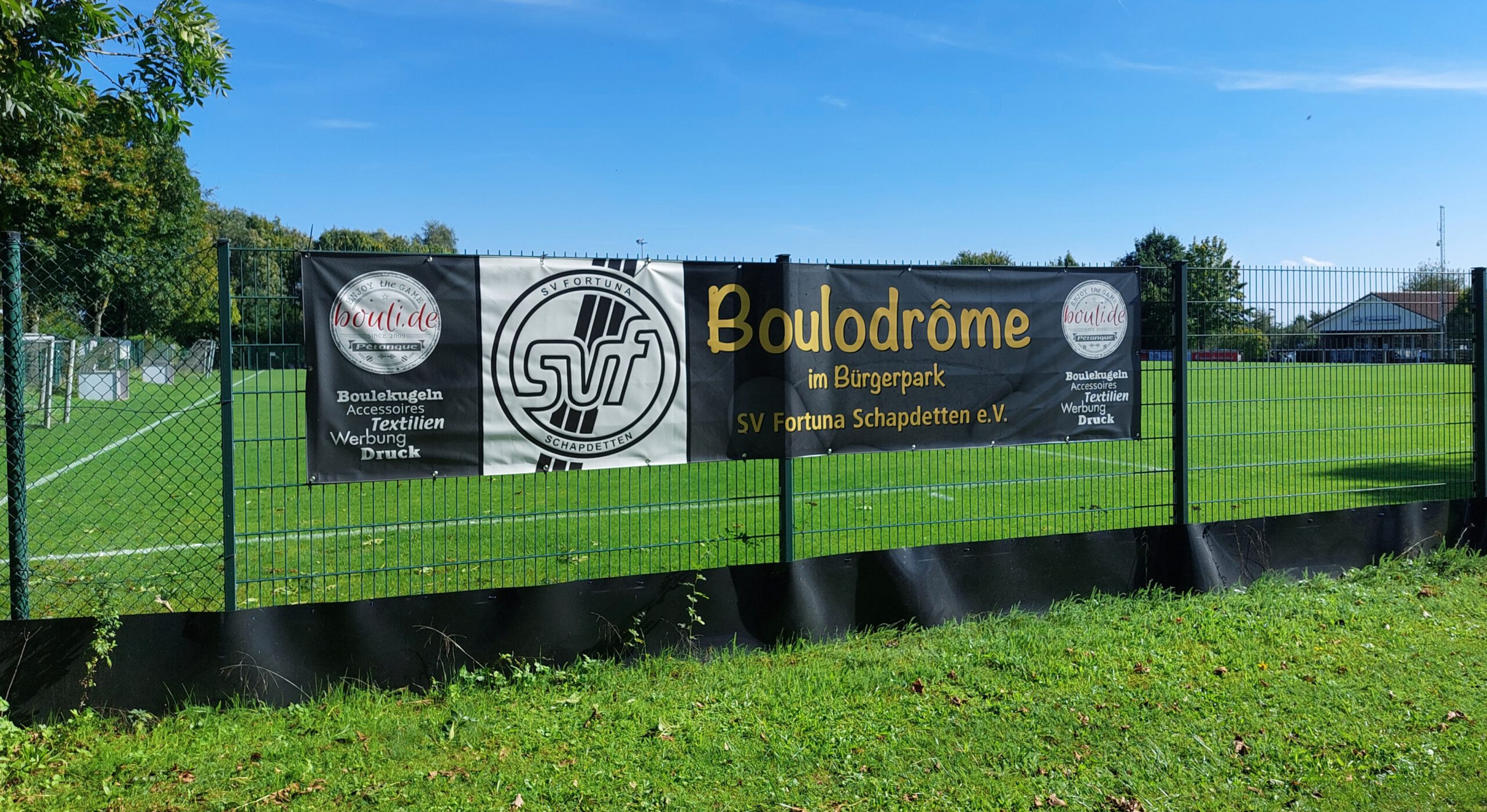 Schild zur Boule-Anlage im Bürgerpark Schapdetten